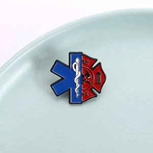 Spilla smaltata EMS e vigili del fuoco su ceramica blu con stella della vita e croce di Malta