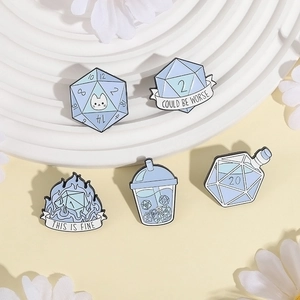 Lot de 5 épinglettes en émail bleu clair avec dés D20 et motifs géométriques