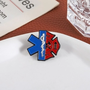 Spilla in smalto con Stella della Vita blu e Croce di Malta rossa su sfondo lussuoso