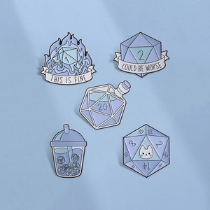 Broche Émaillée Bleue Dessin Animé Dés D20 Bouteille de Potion Tasse de Thé au Lait Chat Citations Drôles Épinglette en Alliage de Zinc
