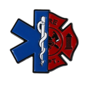 Distintivo in lega di zinco con Star of Life e simboli Fire Dept su sfondo bianco pulito