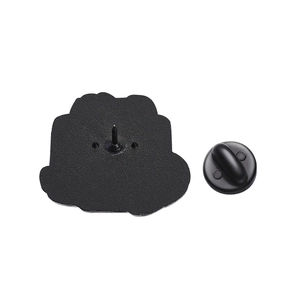 Vue détaillée du dos d'un pin's en émail noir avec pointe en métal et fermoir en gomme