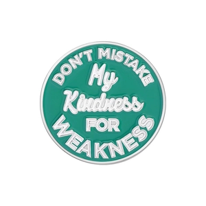 Spilla smaltata verde menta minimalista con testo Don't Mistake My Kindness for Weakness