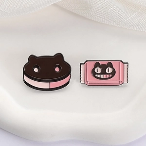 Niedliches Emaille-Pin-Set mit Katzen-Motiv, Keks- und Snackbeutel-Design in Rosa