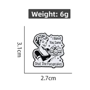 Dettaglio spilla smaltata vintage con dimensioni 3,1cm x 2,7cm e peso di 6g