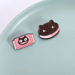 Set di spille smaltate gatto nero con design a sacchetto di caramelle e biscotto