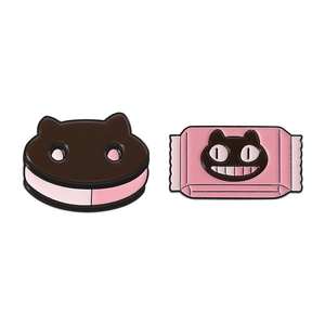 Set di spille smaltate a forma di biscotto gatto al cioccolato e busta rosa