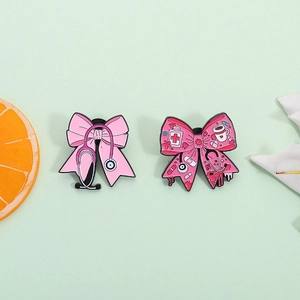 Set di spille smaltate a forma di stetoscopio a farfalla rosa con motivi medici carini