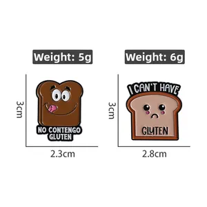 Detailansicht der Cartoon-Toast-Emaille-Pins mit glutenfreien Sprüchen und Maßen