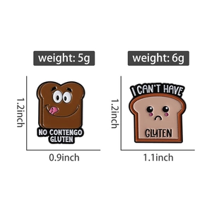 Details von zwei Cartoon-Toast-Emaille-Pins mit Gesichtern und glutenfreien Sprüchen
