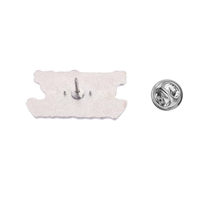 Détail du revers de la broche en argent avec épingle en alliage de zinc et fermoir papillon
