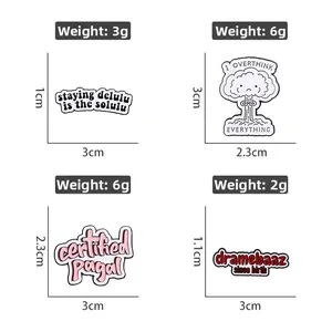 Emaille-Pins mit humorvollen Zitaten wie Staying Delulu und I Overthink Everything
