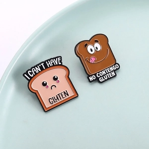 Broches en émail en forme de toast avec messages sans gluten sur un plateau rond