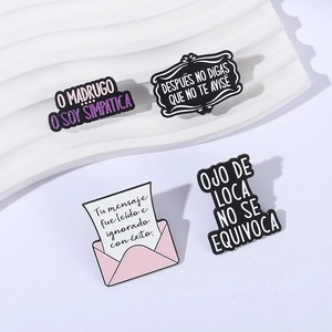 Broches minimalistes en émail avec citations espagnoles sur fond blanc texturé