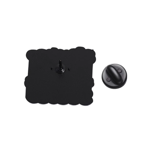 Détail macro du dos de la broche noir mat avec attache papillon de sécurité robuste