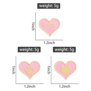 Détails des pins cœur rose avec texte CATS, patte dorée et silhouette de chat