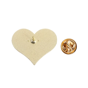 Détail du dos de l'épingle coeur doré avec fermoir papillon et finition texturée