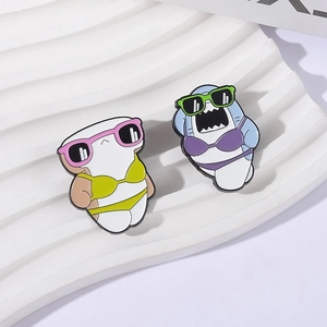 Broche en émail requin rigolo en bikini avec lunettes pour style de vêtement océanique