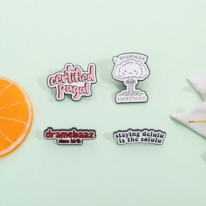 Lustige Legierung Emaille Pin Brosche Staying Delulu Is The Solulu I Overthink Everything Buchstaben Abzeichen Für Rucksack Kleidung