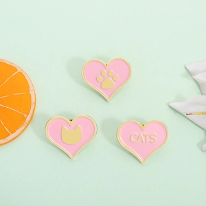 Lot de pins cœur émaillés roses avec patte de chat dorée et texte CATS pour décoration