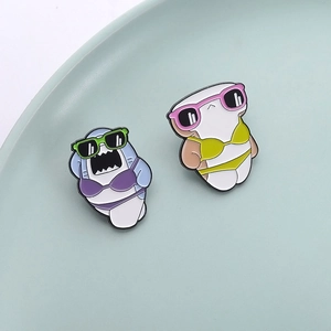Lot de pin's émaillés mignons avec des grenouilles en bikini et lunettes de soleil