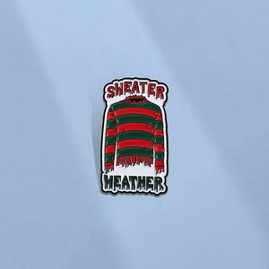 Broche en Émail Pull Rayé Rouge et Vert Inspirée des Films d'Horreur Sweater Weather Badge en Alliage de Zinc Bijoux Halloween