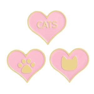 Lot de pin's en émail rose en forme de cœur avec motifs de chat et bord doré
