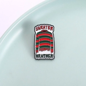 Épingle en émail de pull rayé rouge et vert style horreur Halloween avec texte gravé