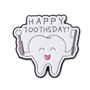 Broche en émail dent dessin animé avec brosse à dents et texte Happy Toothsday sur blanc