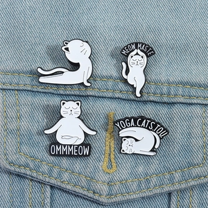 Lot de quatre épingles en émail chat yoga blanc avec poses de méditation sur denim