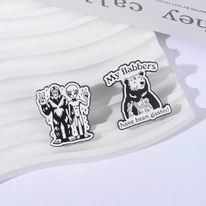 Set di spille in smalto con Bigfoot Alien e orso seduto con citazioni su un vassoio bianco