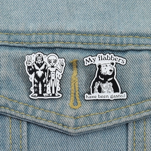 Lot de pins émaillés avec alien bigfoot et ours noir rigolo sur veste en jean