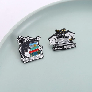 Lot de pins en émail dragon de bibliothèque sur pile de livres pour les lecteurs