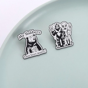 Set di spille smaltate divertenti con Bigfoot, Alieno e citazione su piatto in ceramica