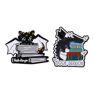 Pins en émail dragon de livre noir et or pour les lecteurs et passionnés de livres