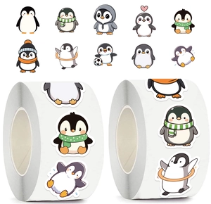 Détails de divers motifs de pingouins de dessin animé sur un grand rouleau de papier