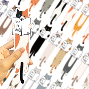 Detailansicht kreativer Katzen-Lesezeichen mit niedlichen Kätzchen und Studientext