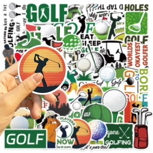Dettaglio di adesivi golf impermeabili con tema erba verde e slogan sportivi assortiti