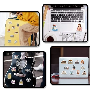 Detalle de pegatinas de libros impermeables en portátil y guitarra para DIY