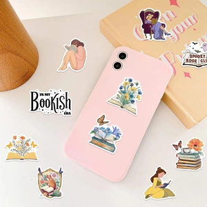 Detalle de pegatinas de lectura impermeables en una funda de móvil rosa con flores
