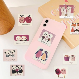 Gros plan d'autocollants animaux mignons sur une coque de téléphone et un bureau