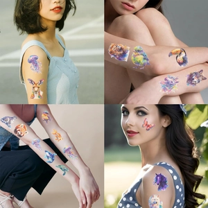 Dettaglio che mostra tatuaggi di animali ad acquerello su braccia e viso in quattro viste