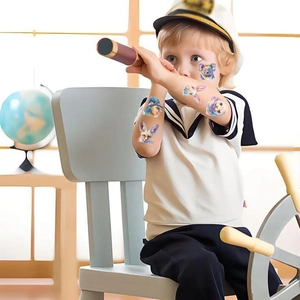 Dettaglio di tatuaggi temporanei di animali acquerello colorati su pelle per bambini