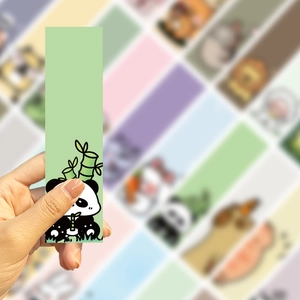 Dettaglio del segnalibro panda con illustrazione di bambù su carta opaca