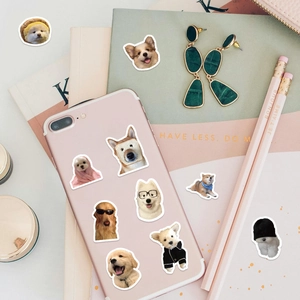 Flat lay di adesivi per cani su telefono e taccuino per articoli di cancelleria