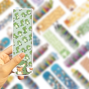 Primer plano de un marcapáginas verde con patrones de cocodrilos para manualidades DIY