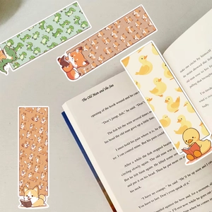 Primer plano de 4 marcapáginas de animales lindos sobre un libro para lectura creativa DIY