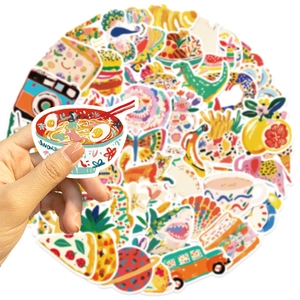 Gros plan sur un autocollant ramen aquarelle parmi divers décals de dessins animés