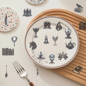 Makroansicht gotischer Magie-PET-Sticker mit Vintage-Kesseln und Rabenmotiven