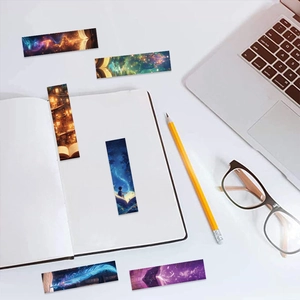Artistieke fantasie bladwijzers met dromerige illustraties op een minimalistisch bureau